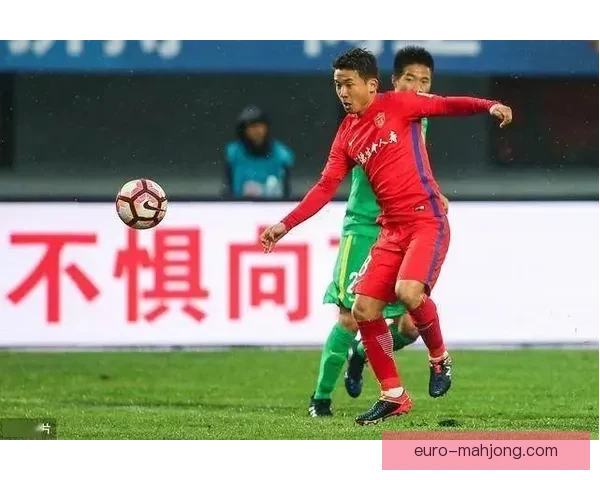 李源一中场拼尽全力奔跑筑起坚固防守屏障
