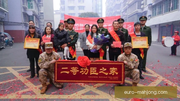 功勋老臣跃起掷射破门，全场欢呼致敬传奇